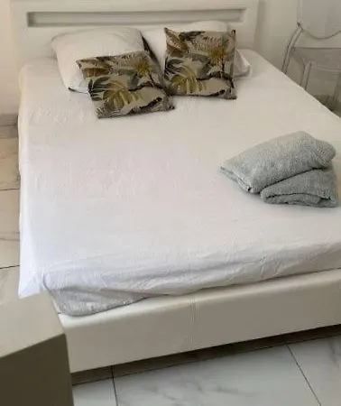 Guest Nearby Champs Elysees פריז